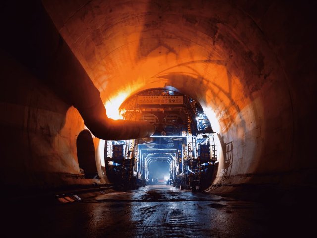 渝昆高铁第二长隧炳辉隧道2号斜井至出口顺利贯通（图源 新华社）