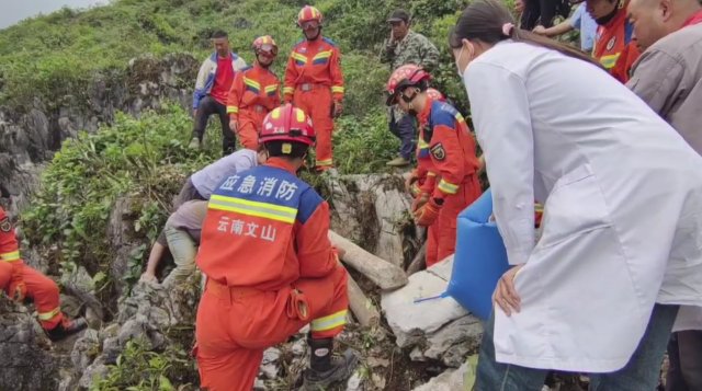 （采访传编辑 有视频）男子被落石砸中困于山中，消防紧急救援1.jpg