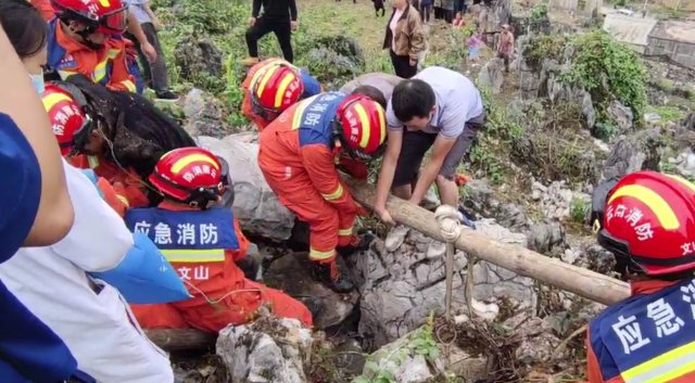 （采访传编辑 有视频）男子被落石砸中困于山中，消防紧急救援3.jpg