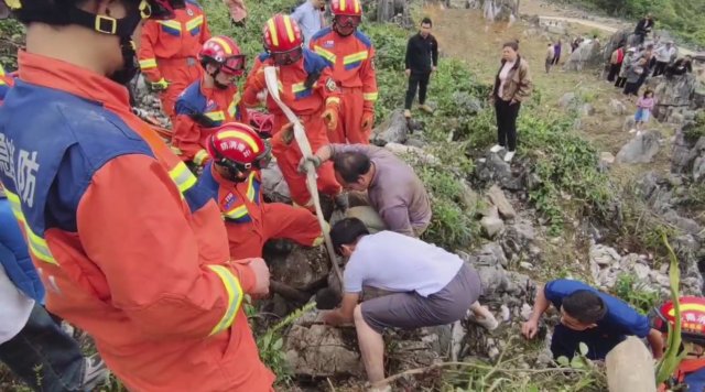 （采访传编辑 有视频）男子被落石砸中困于山中，消防紧急救援2.jpg