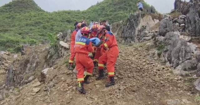 （采访传编辑 有视频）男子被落石砸中困于山中，消防紧急救援4.jpg