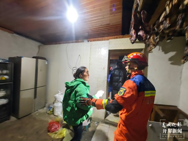 最新消息!截止23时16分,消防救援力量已经到达震中附近村庄,做进一步排查4.jpg