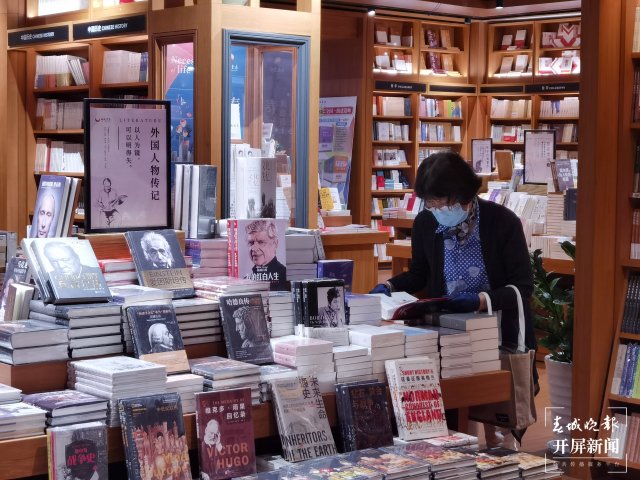昆明春晓书店（春城晚报-开屏新闻记者 费丹艺 实习生 孙悦 陆诗雨 摄）