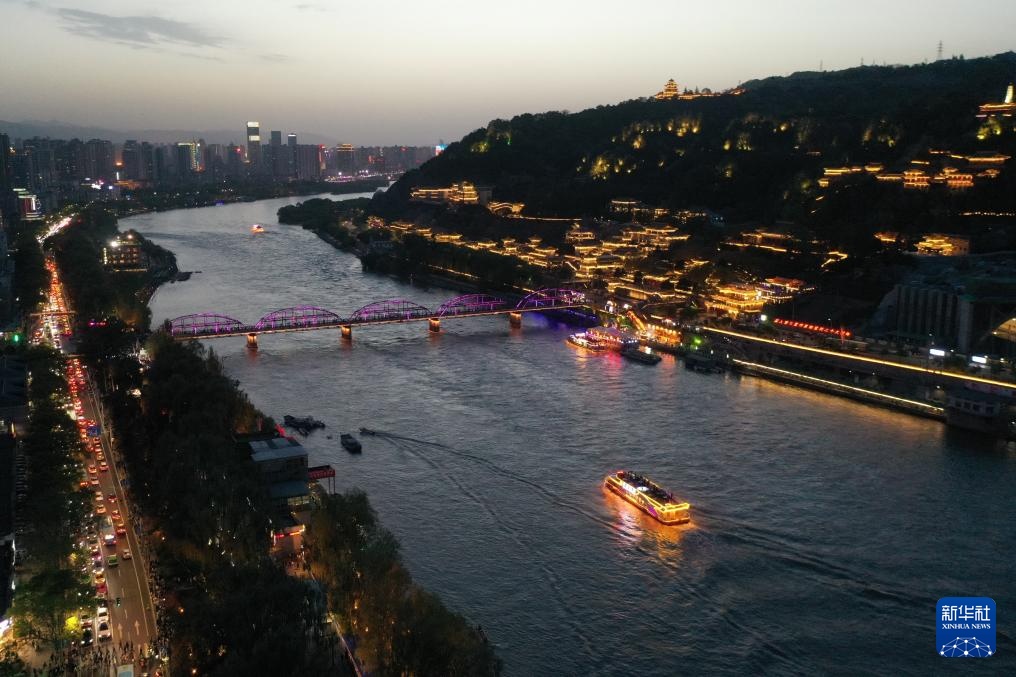 兰州:黄河之滨流光溢彩迎五一 兰州:黄河之滨流光溢彩迎五一