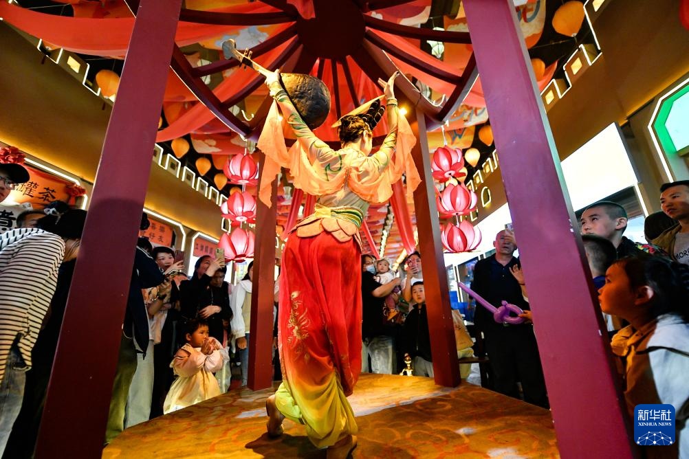 兰州:黄河之滨流光溢彩迎五一 兰州:黄河之滨流光溢彩迎五一