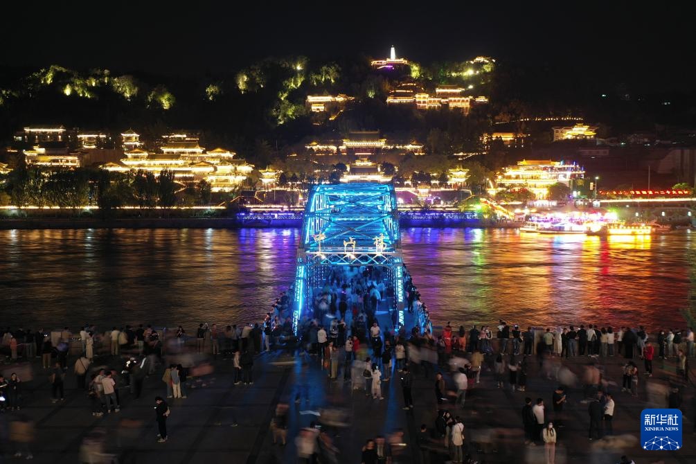 兰州:黄河之滨流光溢彩迎五一 兰州:黄河之滨流光溢彩迎五一