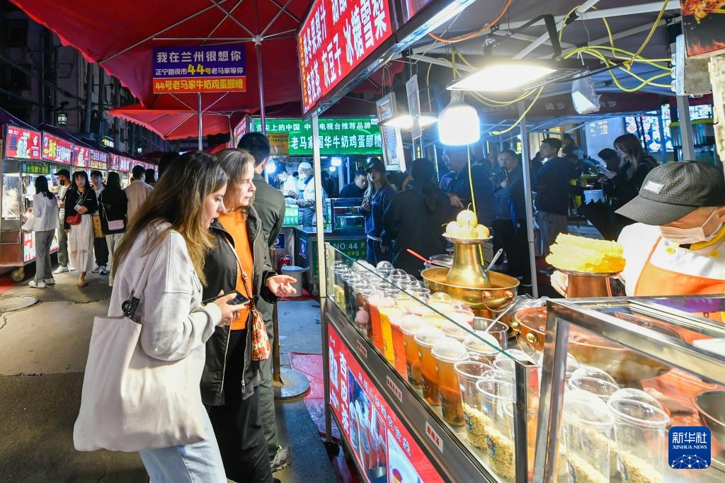 兰州:黄河之滨流光溢彩迎五一 兰州:黄河之滨流光溢彩迎五一