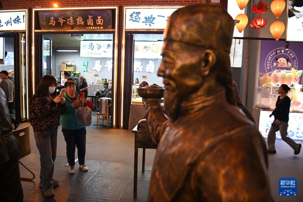 兰州:黄河之滨流光溢彩迎五一 兰州:黄河之滨流光溢彩迎五一