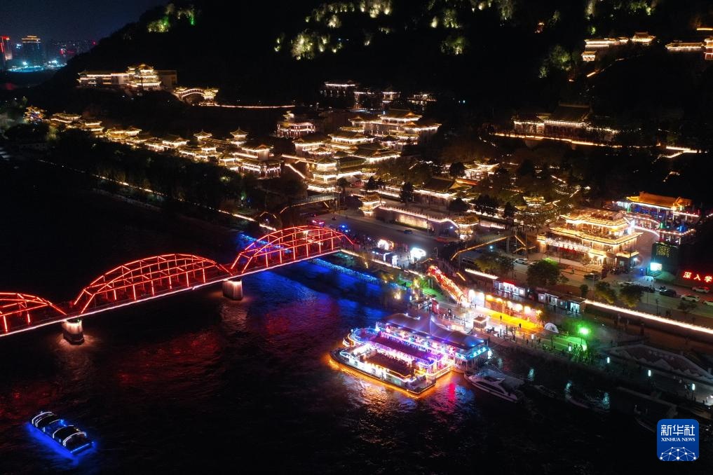 兰州:黄河之滨流光溢彩迎五一 兰州:黄河之滨流光溢彩迎五一