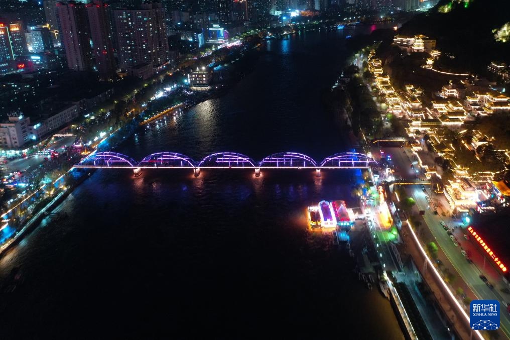 兰州:黄河之滨流光溢彩迎五一 兰州:黄河之滨流光溢彩迎五一