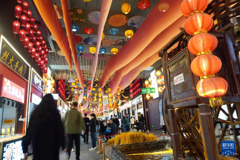 兰州:黄河之滨流光溢彩迎五一 兰州:黄河之滨流光溢彩迎五一