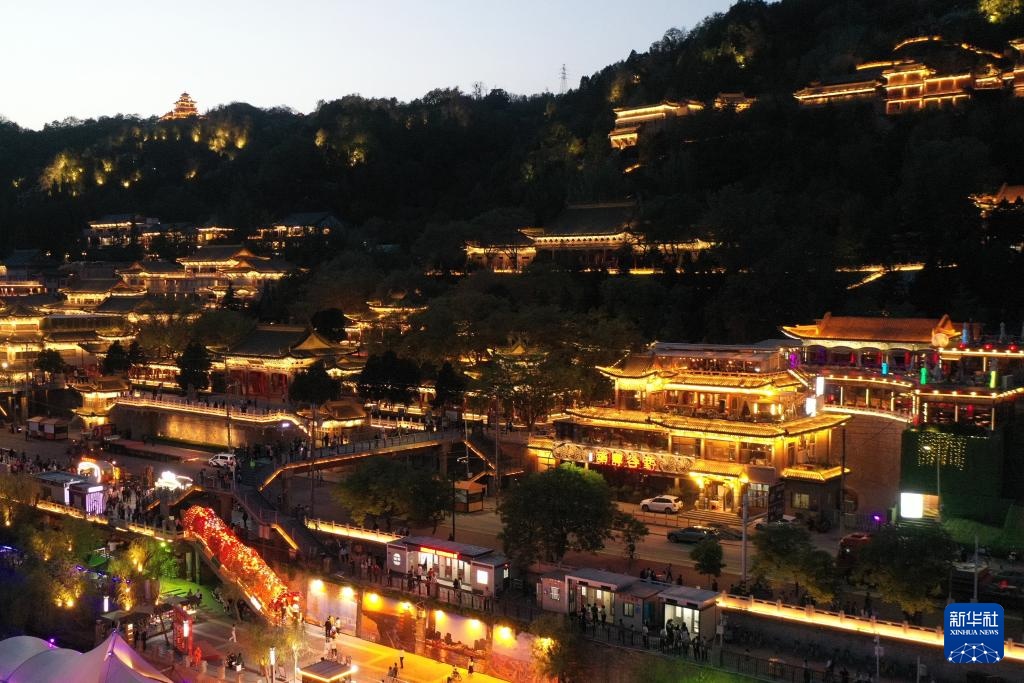 兰州:黄河之滨流光溢彩迎五一 兰州:黄河之滨流光溢彩迎五一