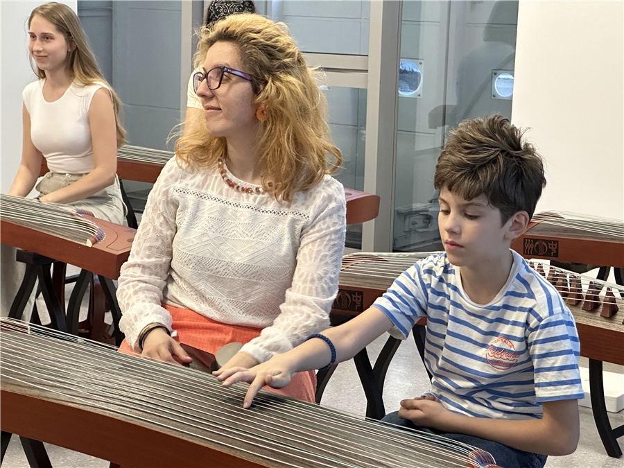 当地学生们在上古筝课。贝尔格莱德中国文化中心供图