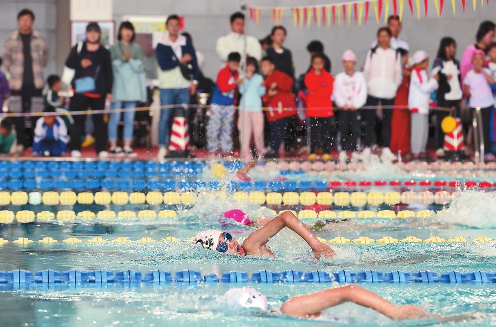 5月8日,昆明市中小学生游泳冠军赛开赛,来自昆明市各中小学,游泳