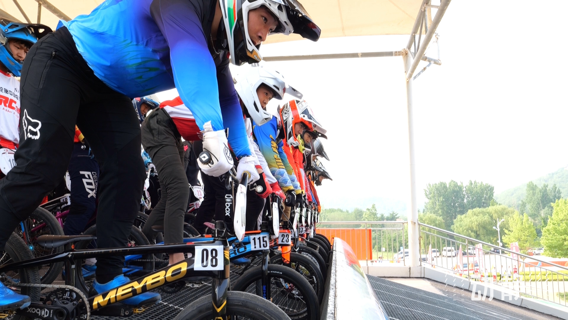 2024年竞速小轮车全国联赛比赛现场老法和小袁共同站在了全国联赛的