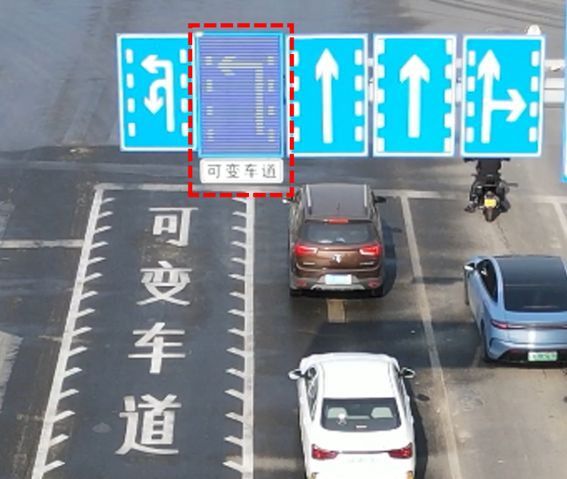 昆明这个路口可变车道已落地 车辆排队时长缩短了