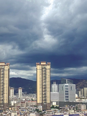 暴雨袭来 昆明昨天瞬间天黑
