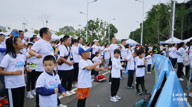 （采访传编辑）解锁别样“六一”！昆明千名亲子乐跑滇池畔7.JPG