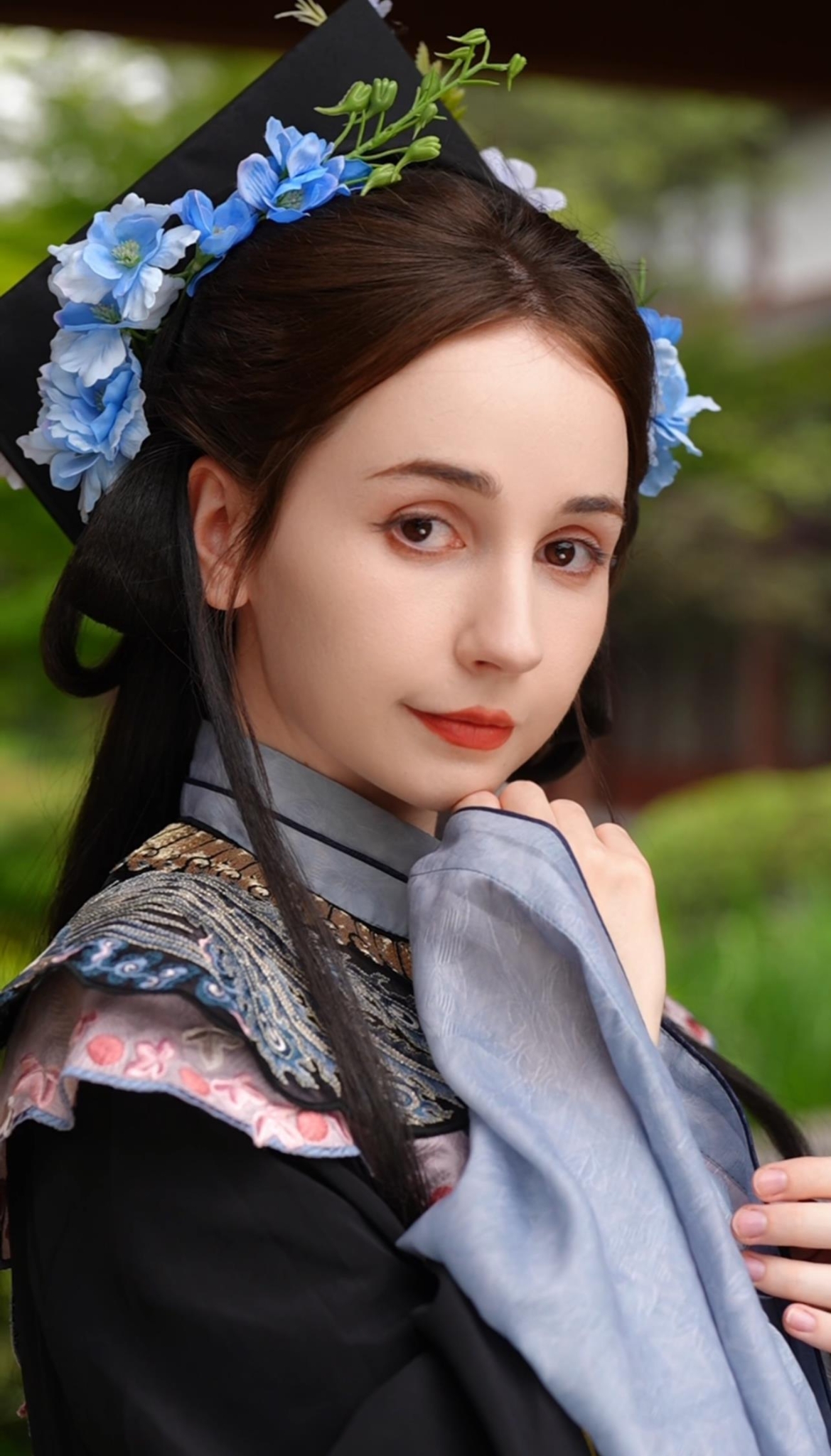 本科毕业后,她决定到浙江大学深造,攻读古代文学的硕士研究生.