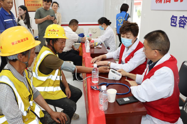 高速公路建筑职工义诊.png