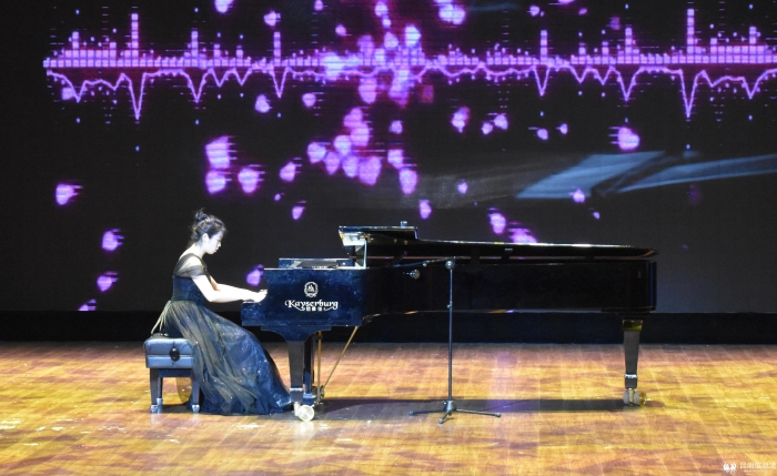 2、钢琴独奏《月岩布吉》 2、钢琴独奏《月岩布吉》