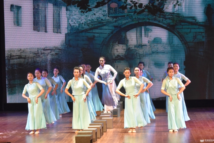 5、群舞《碇步桥》 5、群舞《碇步桥》