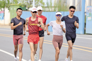 张俊(左二)正在备战奥运会 供图 张俊(左二)正在备战奥运会 供图