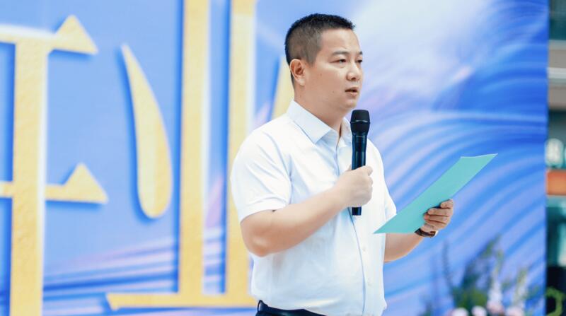 星妈汇党支部书记兼董事长鲍子清在开业现场致辞