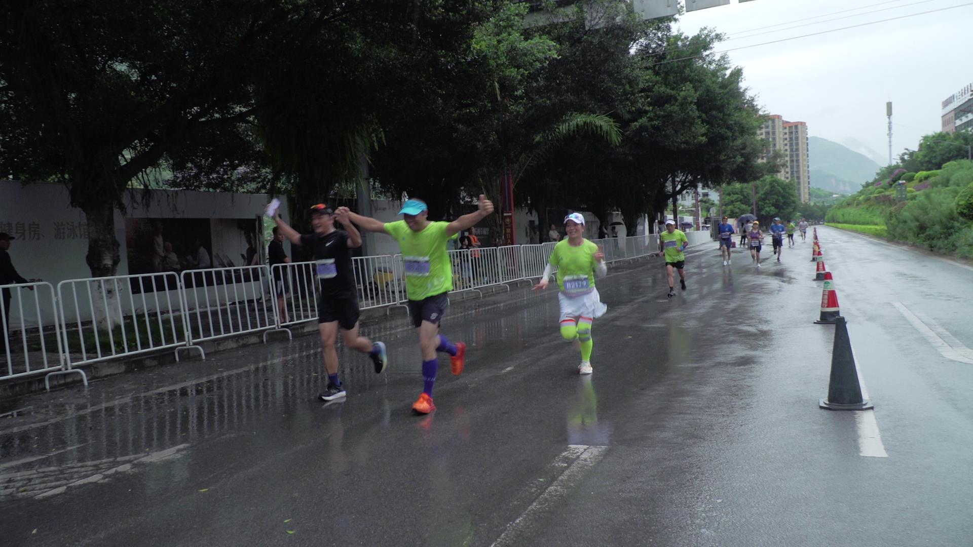2024怒江州峡谷马拉松在泸水市激情开跑