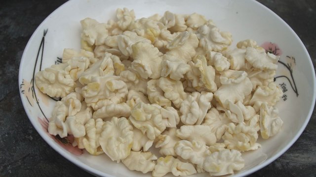 嫩核桃 龙陵县融媒体中心供图.jpg