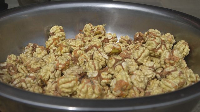 脱壳的嫩核桃 龙陵县融媒体中心供图.jpg