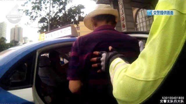 “有人要拿刀砍我”!昆明一老人向骑警救助,竟是……