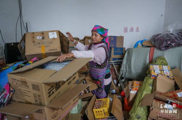 现在停播了，小英在整理堆积如山的货品.jpg