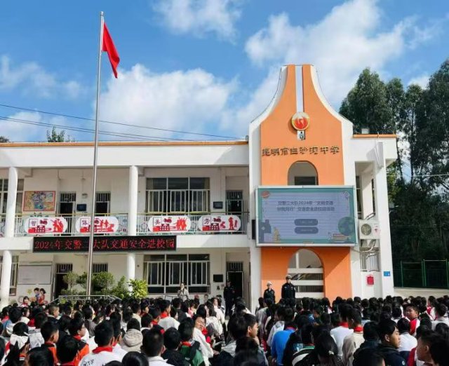 （昆滇频道稿）寓教于乐！昆明市白沙河中学校举办交通安全宣传讲座 (2).jpg