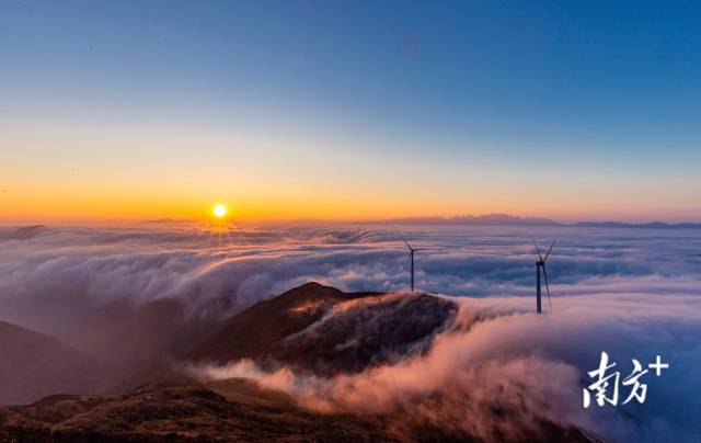 清远市连州云冰山夕阳云海美景。南方拍客 罗敏 摄