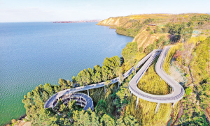 滇池绿道外海段一期的湖之桥。 新华社