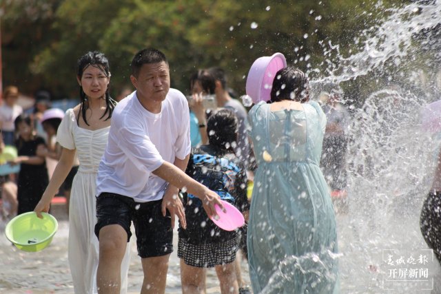 （采访传编辑）非遗遇上潮玩，云南民族村2025泼水节开启50余项狂欢15.JPG