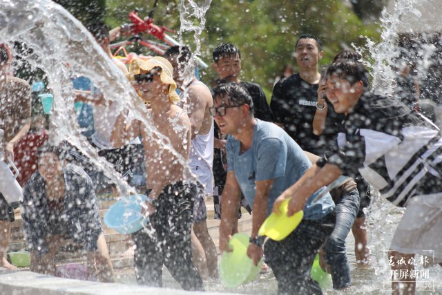 （采访传编辑）非遗遇上潮玩，云南民族村2025泼水节开启50余项狂欢17.JPG