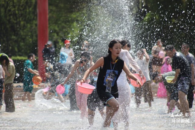 （采访传编辑）非遗遇上潮玩，云南民族村2025泼水节开启50余项狂欢14.JPG