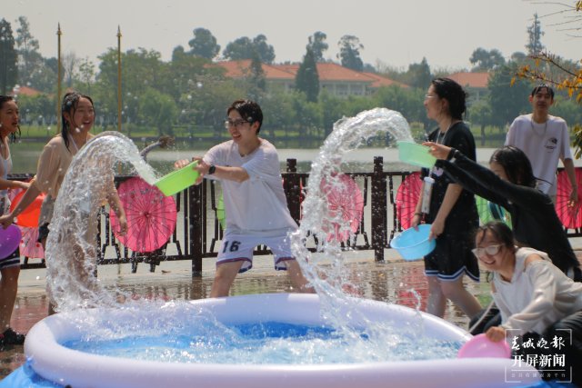 （采访传编辑）非遗遇上潮玩，云南民族村2025泼水节开启50余项狂欢5.JPG