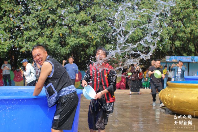 （采访传编辑）非遗遇上潮玩，云南民族村2025泼水节开启50余项狂欢4.JPG