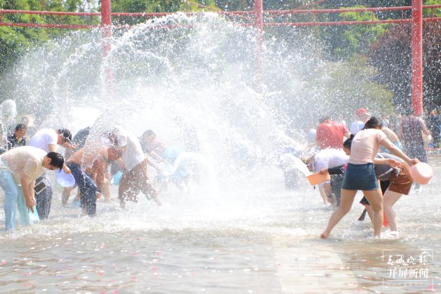 （采访传编辑）非遗遇上潮玩，云南民族村2025泼水节开启50余项狂欢6.JPG