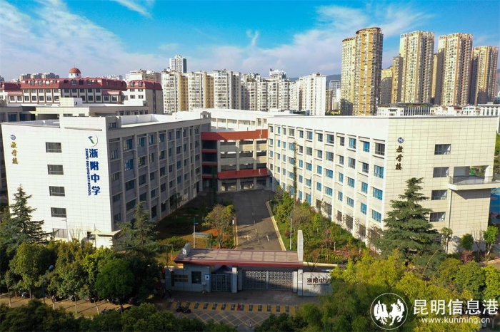 学校大门1