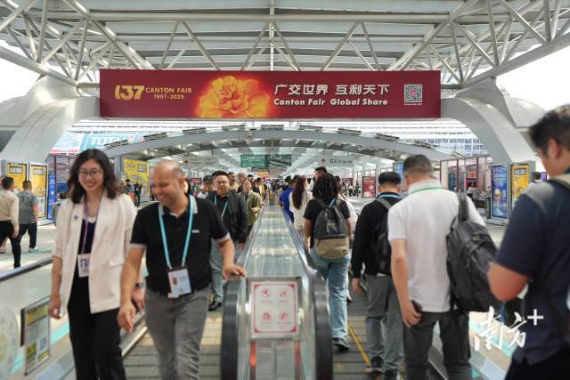 广交会首日，客商云集。