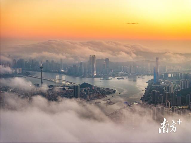 日落时分，俯瞰云海下的澳门与横琴金融岛。南方+拍客 陈烁明 摄