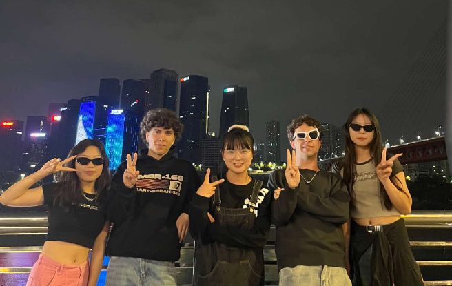 Julio（右二）和朋友们在重庆洪崖洞的合影。受访者供图