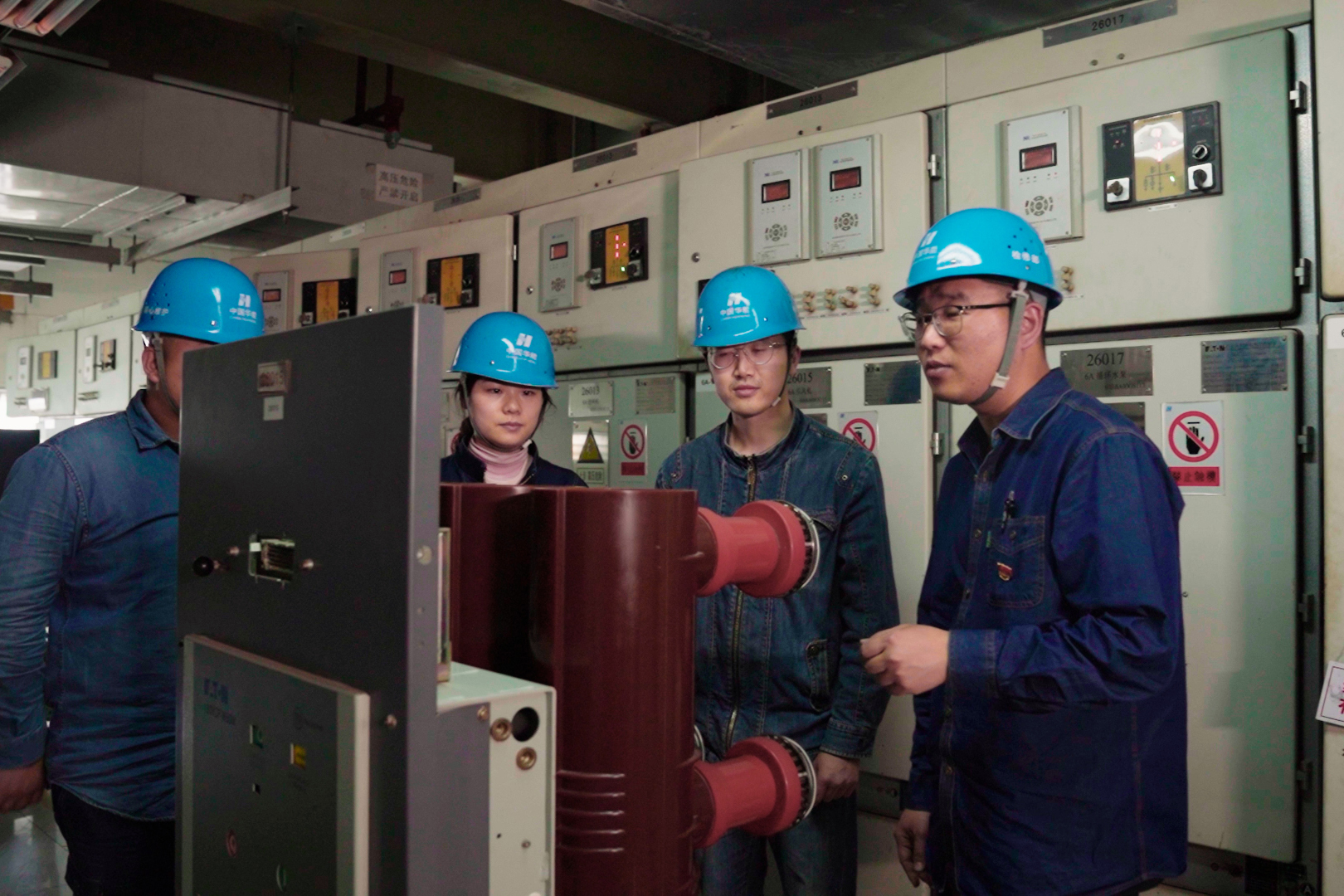 徐东向（右一）向青年讲解6千伏开关二次回路原理。受访者供图