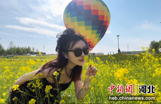 图为北京游客李元香在固安来康郡油菜花海留影。 供图
