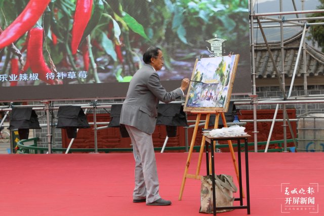 1 屠维能现场水彩写生。陈耀邦 摄.JPG