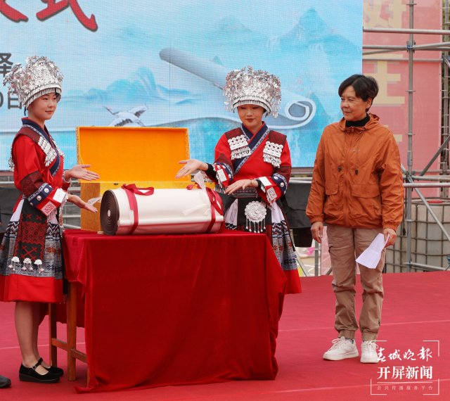 1 胡家源家属华梅女士捐赠的百米画卷。陈耀邦 摄.JPG